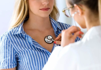 врач в офисе сидит за столом